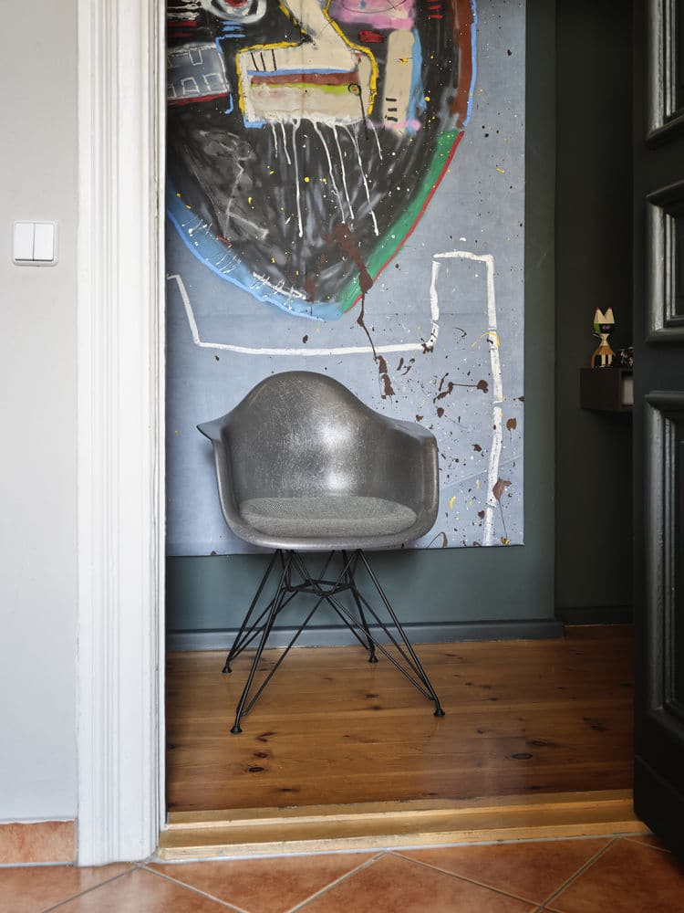 5638122_eames-fiberglass-armchair-dar-hopsak-nero-ivory-wooden-doll-no.-9_preview 5638122_eames-fiberglass-armchair-dar-hopsak-nero-ivory-wooden-doll-no.-9_preview